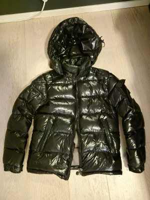 Svart Moncler maya - Säljer min fina Moncler Maya jacka