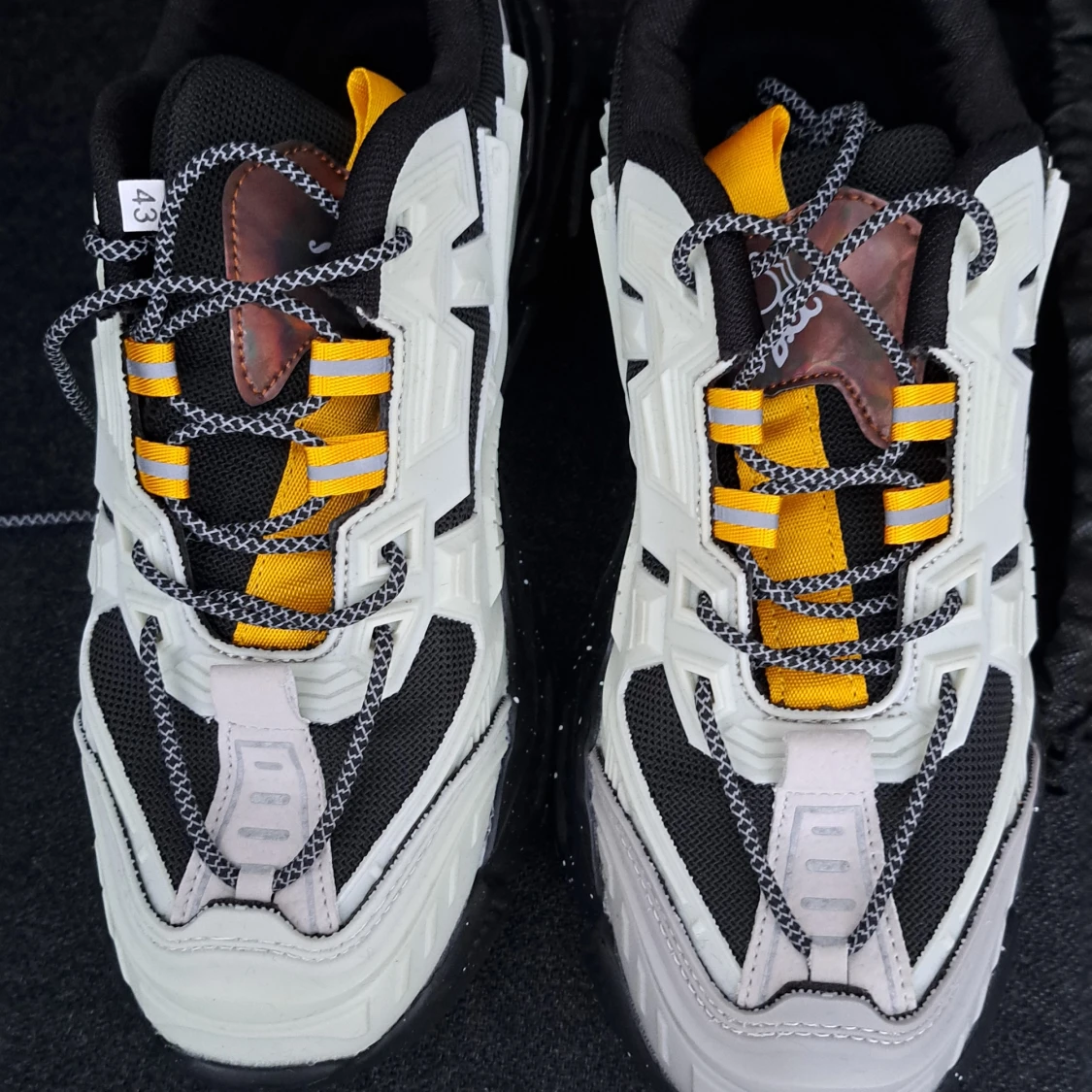 Chunky sneakers med gula detaljer