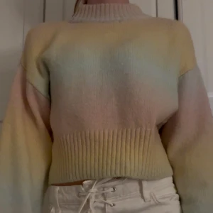 Pastellfärgad stickad tröja Gina Tricot - Supermysig stickad tröja från Gina Tricot i pastellfärger som gul, rosa och ljusblå. 🌈Tröjan har ribbad kant vid halsen och nederdelen, samt långärmade ärmar. Perfekt för dig som gillar mjuka färger 💗