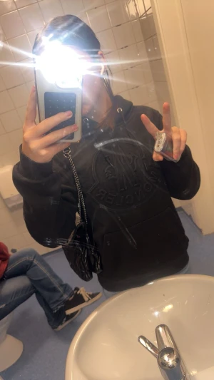 Moncler Hoodie  - Säljer min moncler hoodie för det är inte riktigt min stil längre original pris 8tusen pris kan diskuteras 