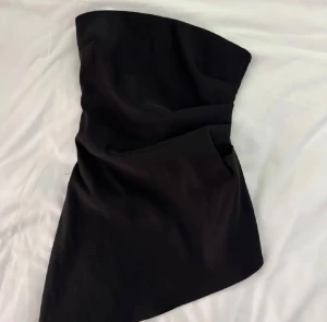 Zara topp  - Endast testad men förliten, finns ett litet hål vid sidan som enkelt går att sy ihop med nål och tråd. 