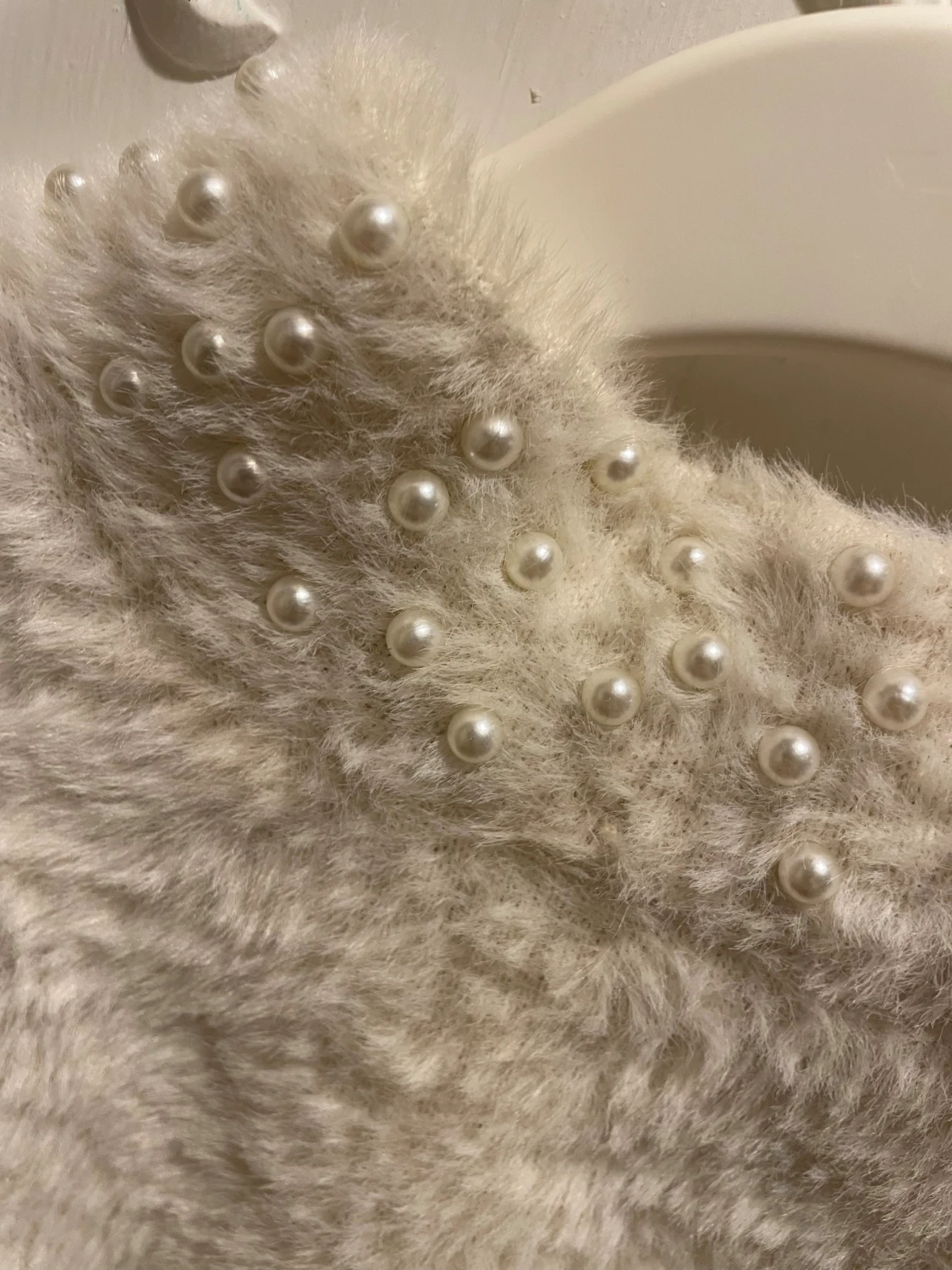 Vit fluffig tröja med pärlor från Zara - 1