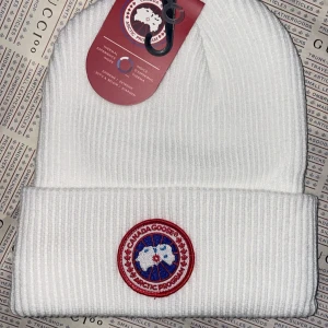 Canada goose vintermössa vit  - Helt ny Canada goose vintermössa i rött märke.mycket fin mössa speciellt i person. Onesize / unisex Finns i Göteborg annars frakt som alternativ. 