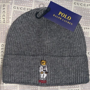 Ralph lauren Polo mössa grå - Splitterny vintermössa ifrån Ralph lauren. Medföljer RL plastpåse för förvar när den inte används. Onesize / Unisex Finns i Göteborg 