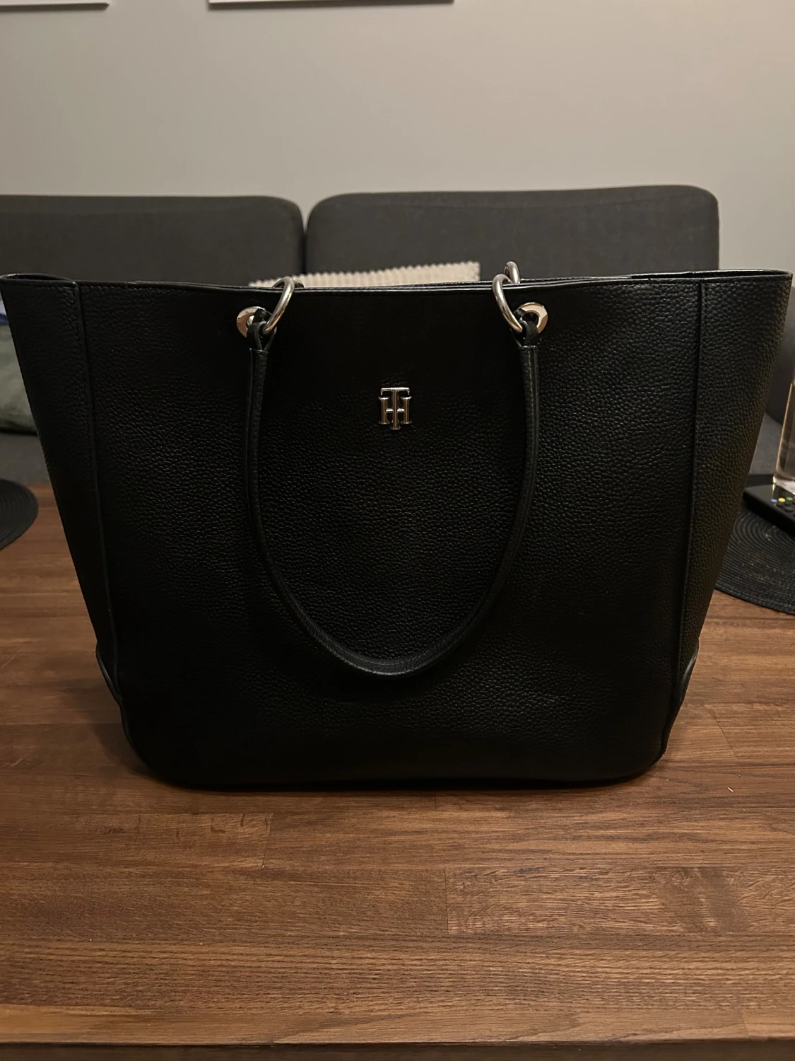 Svart handväska från Tommy Hilfiger - 3