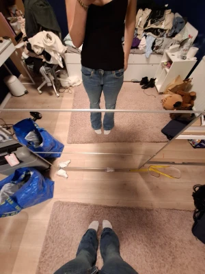 Blå bootcut jeans  - Säljer ett par klassiska blå jeans med bootcut och låg midja. Jeansen har fem fickor, bälteshällor och är tillverkade i jeansmaterial. Passformen är normal och de sitter snyggt över höften och låren innan de blir vidare nedtill. Köpta för 350