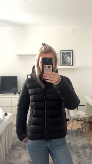Svart Colmar jacka - Säljer min svarta Colmar jacka då den inte kommer till användning. Köptes förra vintern men har används sparsamt, därav väldigt bra skick! Storlek S men passar även XS! Nypris ca 5500kr🩷.