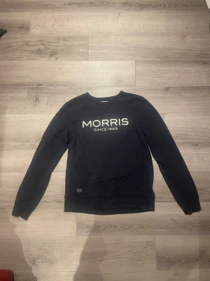 Morris tröja - Säljer nu en Morris tröja för riktigt bra pris! Tröjan har inga skador men har tecken på användning.  Nypris - 1299kr Har ni frågor eller funderingar är det bara att fråga!