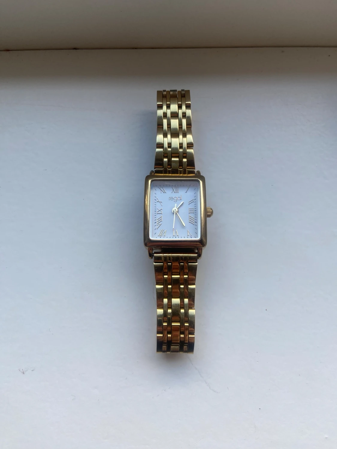 Guldfärgad fyrkantig klocka från Regal