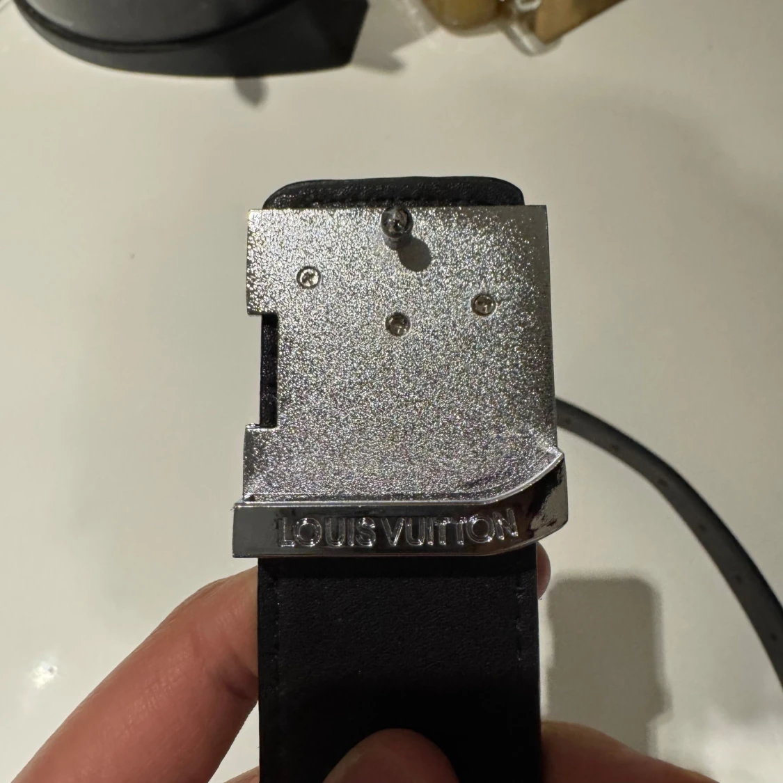 Svart L-V skärp med silverdetaljer - 1