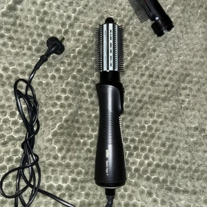 Braun Satin Hair 7 - Braun Satin Hair 7 stylingborste med två utbytbara borsthuvuden. Perfekt för att skapa volym och släta ut håret. Produkten är i gott skick, inga synliga defekter eller slitage. Levereras med strömkabel och tillbehör. Endast använd fåtal gånger men har lite för tjock hår så torkade inte riktigt 