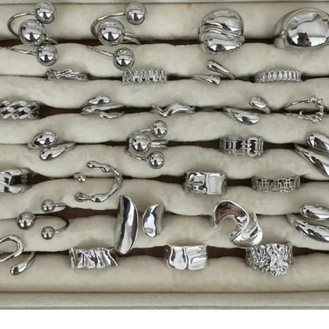 Alla som köper minst 2 ringar får en slumpmässig vald ring på köpet. - 1