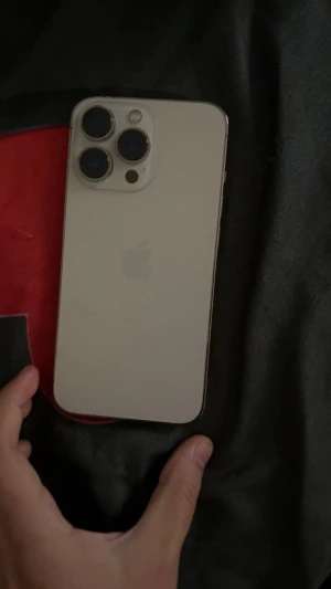 iPhone 13 Pro - Snygg iPhone 13 Pro i silver med trippelkamera och 5G-stöd. Mobilen är i gott skick, inga synliga repor eller skador på skärm eller baksida. Alla knappar och funktioner fungerar som de ska. Perfekt för dig som vill ha en kraftfull och stilren smartphone.