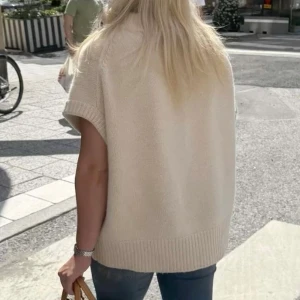 Soft goat tröja - Superfin beige stickad tröja från Soft Goat. Det har lite lite smink vid halsringningen och några små fläckar på framsidan men tröjan är i riktigt bra skick! Tröjan säjls inte längre, så jag säljer den till högsbjudande 💞💞