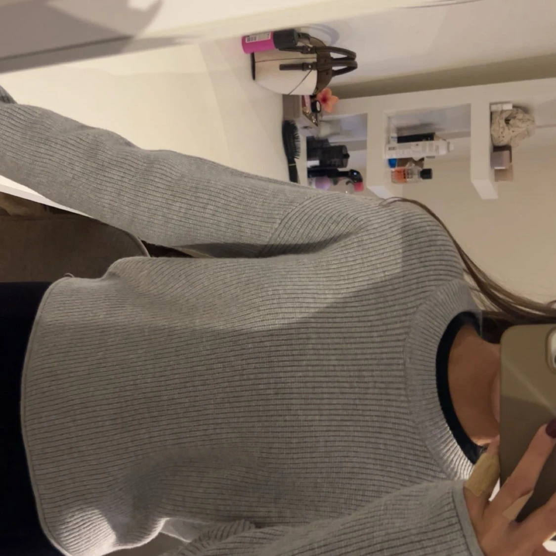 Grå ribbad stickad tröja - 1