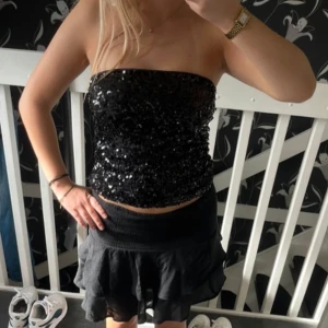 Paljett topp  - Säljer denna glitter paljett topp från MEET me there. Prislapp är kvar. Storlek S/36. Skriv för frågor ❤️❤️❤️