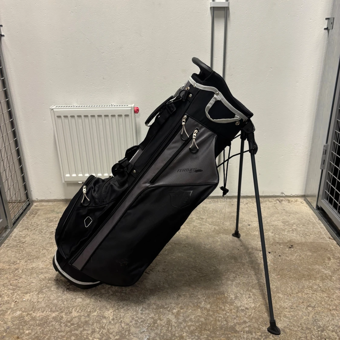 Svart golfbag Feather
