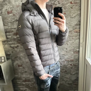 Colmar Jacka - Mycket fint skick, lite svettig så kan behöva en tvätt. Storlek 46/S passar dig som är mellan 170-180cm ungefär. Nypris ca 4000kr. Modellen är 185 cm, 79 kg. Passar bra nu till vintern. Skriv för mer information!🤝