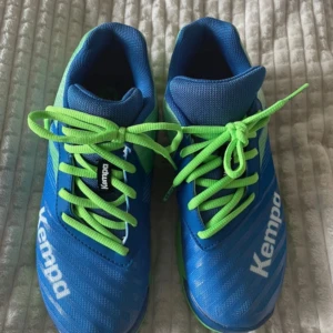 Kempa skor - Snygga kempa skor, använda 1 gång inomhus men var för små för mig tyvärr. Köpta för 2-3 månader sen för 1300:-