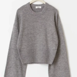 Figurnära tröja vida ärmar - Använd mycket få gånger och i fint skick! Bilden är lånad från hemsidan och mer ljus grå i verkligheten 🙌 Ordinarie pris: 399