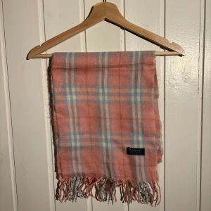 Burberry scarf - Burberry scarf i bra skick (9/10). Nypris +-5000, mitt pris 399