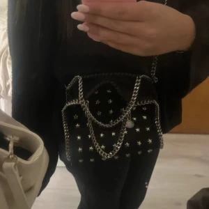 Stella McCartney mini falabella tote - Limited edition mini tote falabella väska från Stella McCartney. Ända defekt är att den saknar två stjärnor. Köptes för runt 3 år sen på plick av en tjej som var osäker om den var äkta eller inte så såldes för 1500, men det visad sig nu troligen vara äkta (värde på över 10 tusen) Du får med dust bag samt kort osv. Skriv för frågor