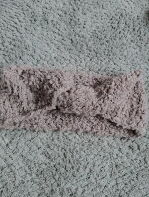 Beige fluffig tubhalsduk - Supermysig beige halsduk i tubmodell. Den är stickad i fluffigt material som sitter skönt runt halsen. Halsduken har en twistad design framtill och är tillverkat i mjuk syntet som känns gosigt. Stickad av mig om någon undrar! 🙃🤗