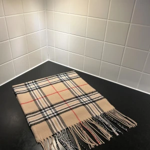 Beige rutig halsduk liknade Burberry - Helt ny                                                                                     Liknade burrberry men inget märke 