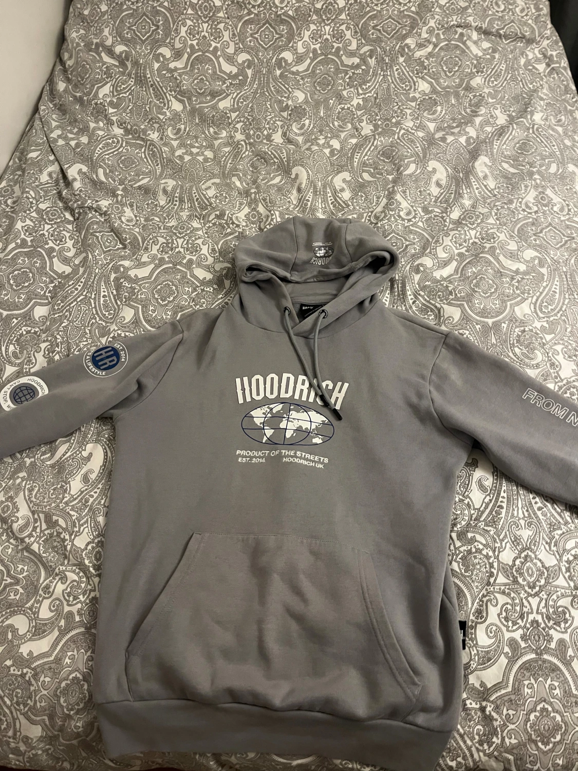 Grå hoodie från Hoodrich 