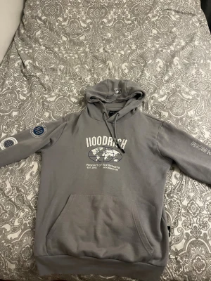 Grå hoodie från Hoodrich  - Säljer en fin hoodie från hoodrich. knappt använd alls. Man modell men passar bra på mig. 