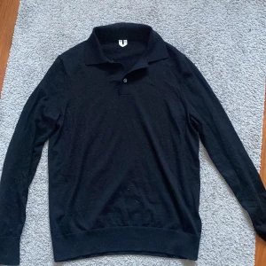 Stickad pikétröja från Arket - En svart stickad pikétröja från Arket i storlek S!