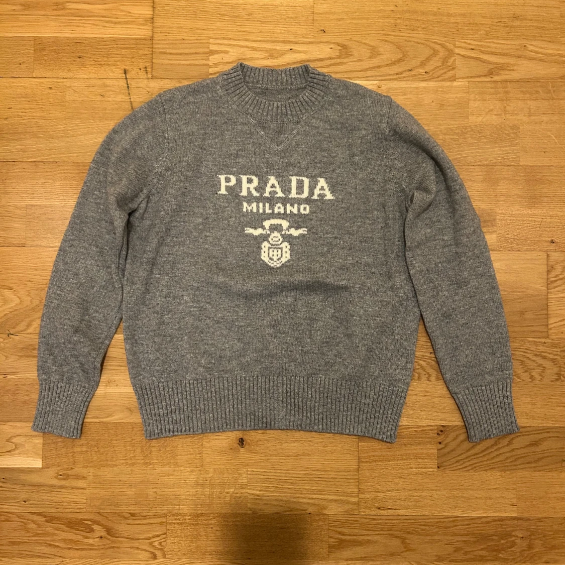 Grå stickad tröja från Prada