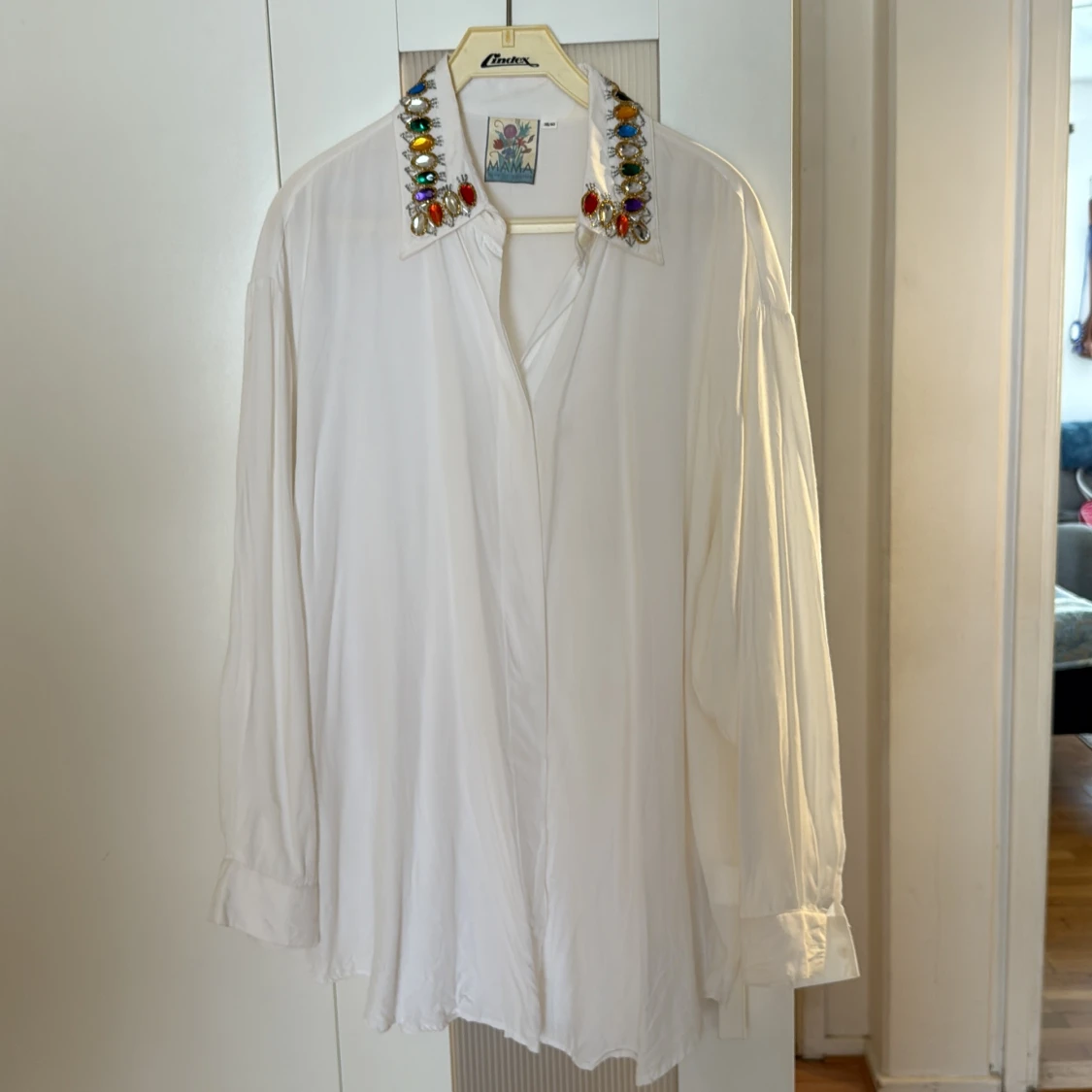 Vit skjorta med pärlor från Mama