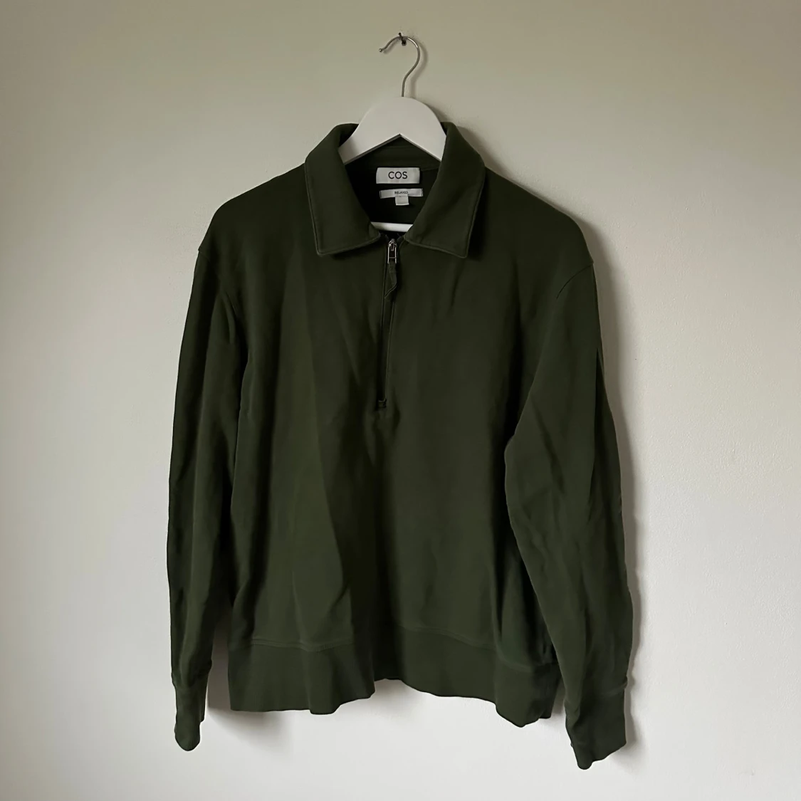 Mörkgrön half zip tröja från COS