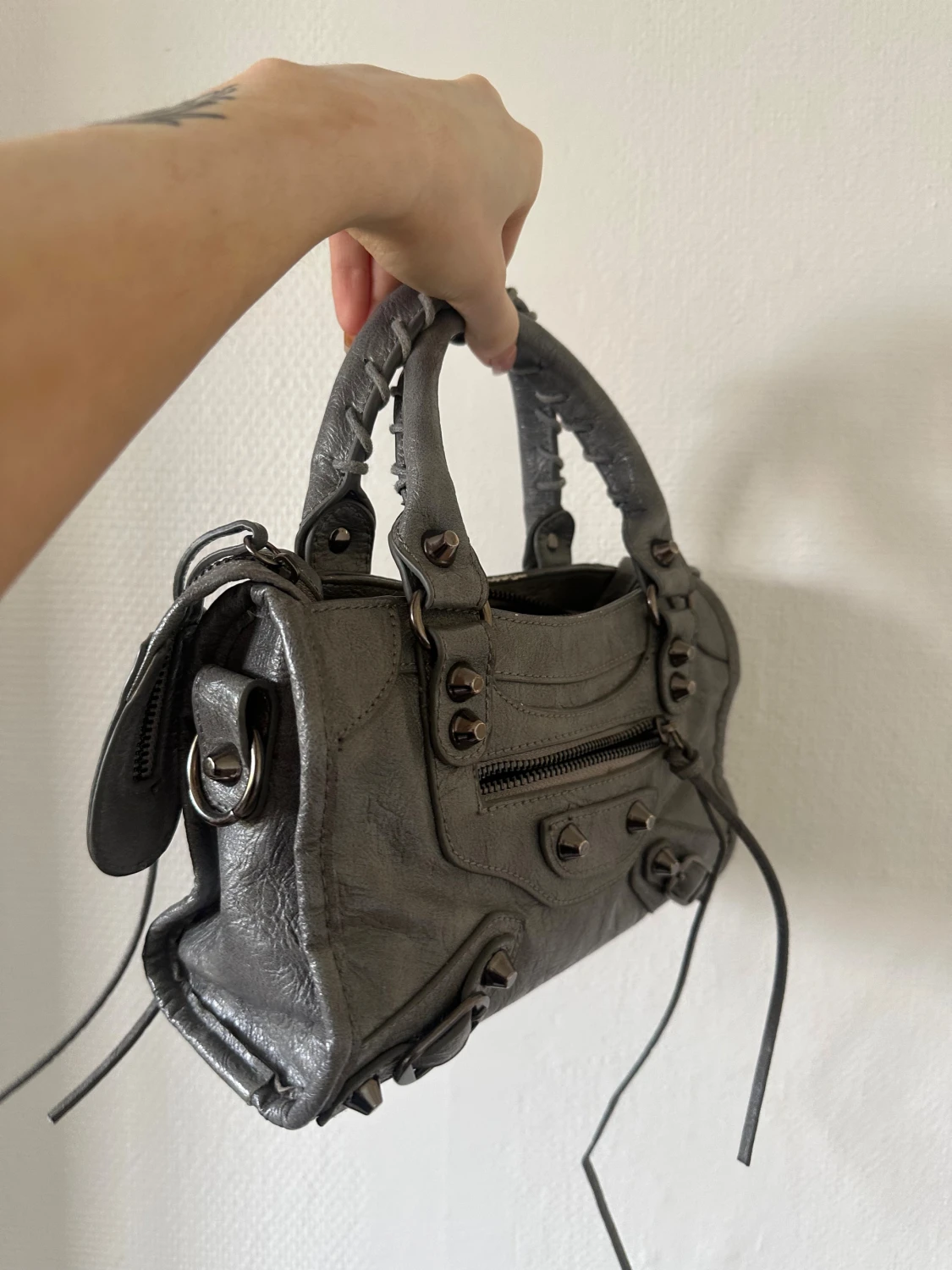 Grå handväska  - 1