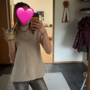 Beige ärmlös polotröja stickad - Helt ny!!