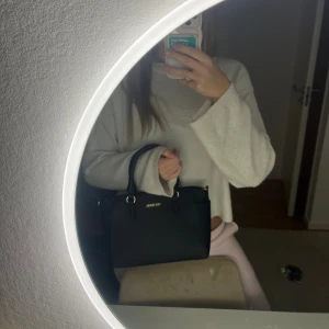 Svart handväska från Don Donna - Jättefin väska i jätte bra skick, det finns med band som är oöppnade. Inga defekter.