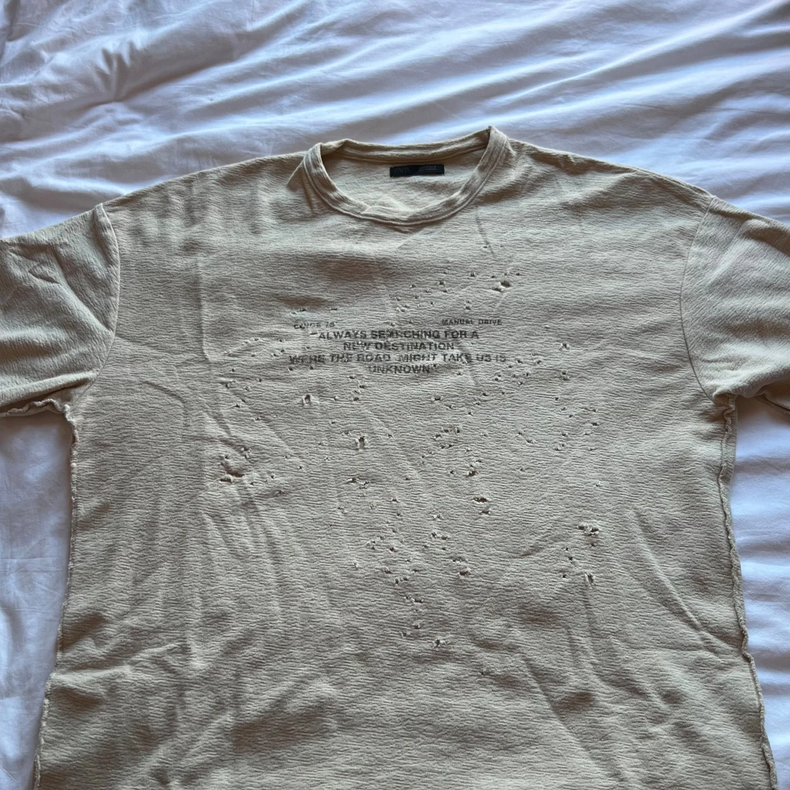 Beige t-shirt med text från Zara