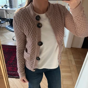 Dagmar Kofta - Så fin kofta från Dagmar. Färgen är beige/rosa. Mycket bra skick! Storlek L men snarare S.