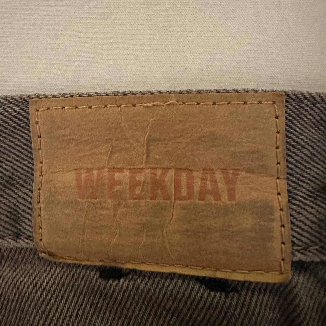 Mörkgrå jeans från Weekday - 3