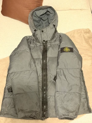 Grå dunjacka från Stone Island - Säljer en grå jacka från Stone Island