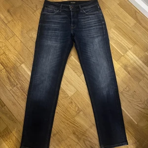 Mörkblå jeans från Jack & Jones - Säljer ett par Jack & Jones-byxor i modellen JJIMIKE JJOriginal JOS 211 NOOS. Storlek W32 L32. De är i fint skick och sparsamt använda. Skön passform och bra kvalitet, utan fläckar eller skador. Säljes eftersom de inte kommer till användning.