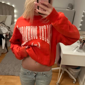 Röd sweatshirt - Cool röd sweatshirt med vit text och tryck. Tröjan har en loose passform, långa ärmar och rund hals. Mjuk och skön i bomullsmaterial, perfekt för chill dagar.