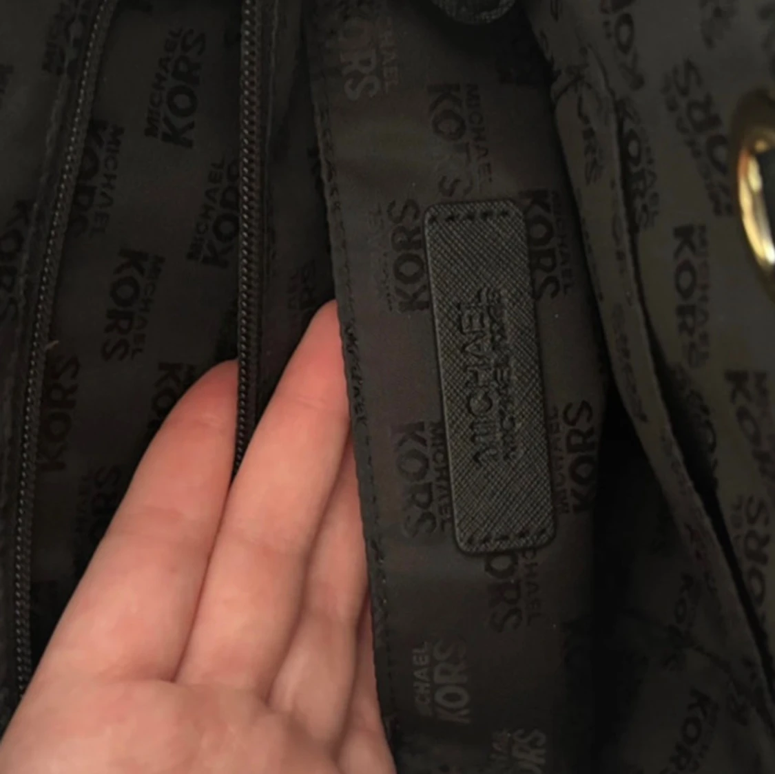 Svart handväska från Michael Kors - 4