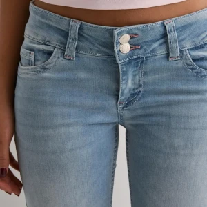 bootcut nelly jeans - Snygga ljusblå bootcut jeans med rosa detaljer från Nelly. Lite defekter längst ner men inte märkbart. Priset kan absolut diskuteras 💗