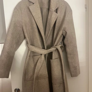 Kappa Gina tricot - Varm och skön kappa från Gina, Köpt second hand. Endast använd fåtal gånger. Har märken sen tidigare ägare men inget som tänks på, samt nopprig. Men den håller värme och gör sitt jobb!