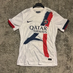 PSG fotbollströja  - Paris Saint-Germain fotbollströja i storlek L. Den är helt ny, och inte använt.