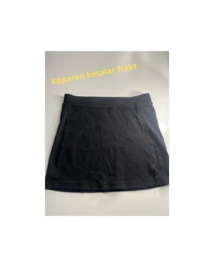 Svart kortkjol från Gina Tricot - En enkel svart kortkjol från Gina Tricot i mjuk bomull. Har aldrig kommit till användning