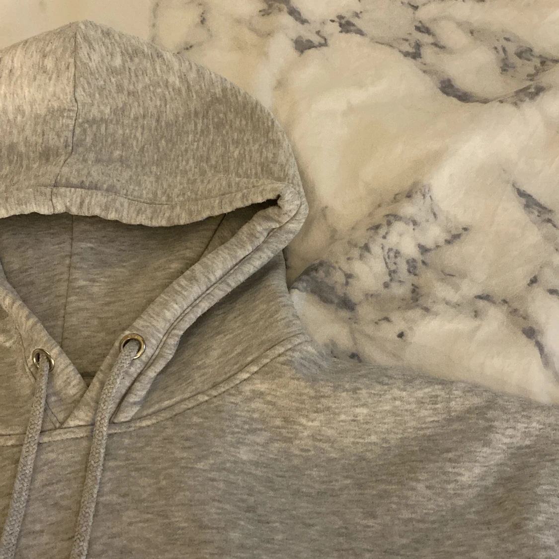 Grå hoodie med magficka och snörning - 2