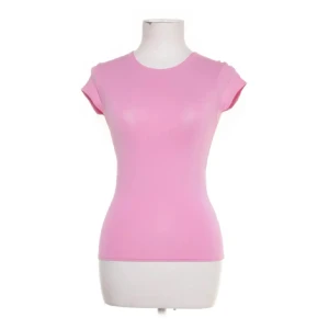 Rosa tight topp med kort ärm - Säljer en ljusrosa topp med rund hals och korta ärmar. Modellen är figurnära och har en clean, enkel design utan mönster eller detaljer. Perfekt för dig som gillar en stilren look och vill ha en topp som sitter snyggt mot kroppen.